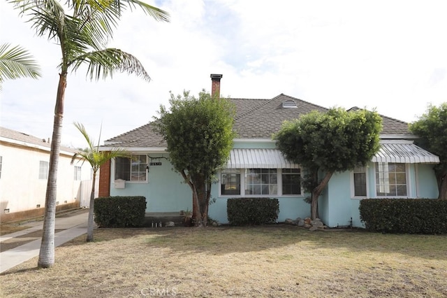 view of front of property with a front lawn