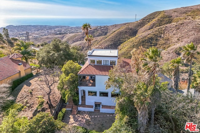 birds eye view of property featuring a mountain view