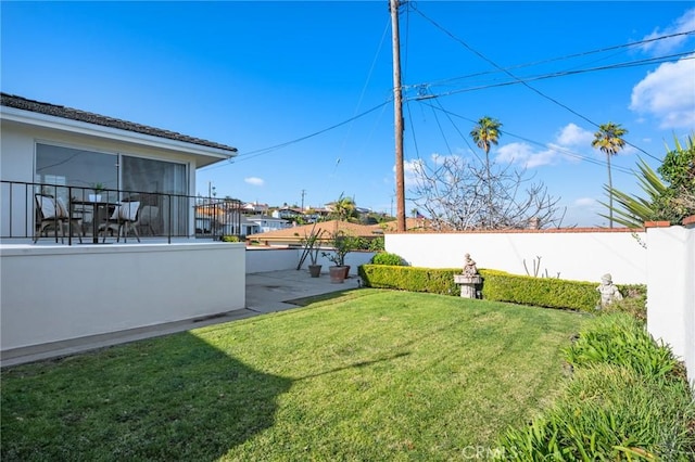 view of yard featuring a patio