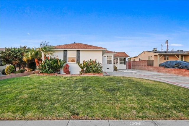 view of front of house featuring a front lawn