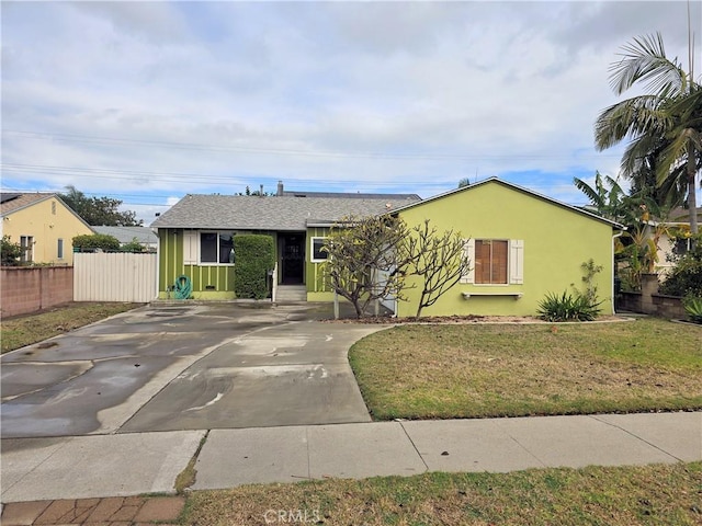 single story home featuring a front yard