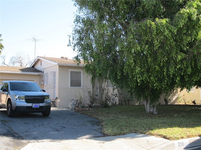 view of front of house with a front lawn