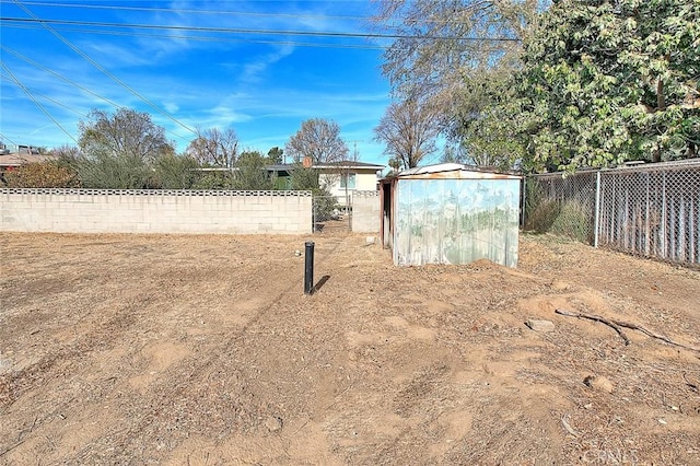 view of yard featuring a storage shed