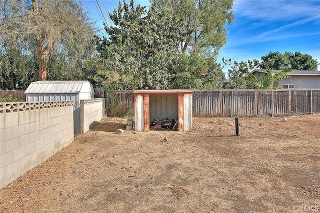 view of yard with an outdoor structure