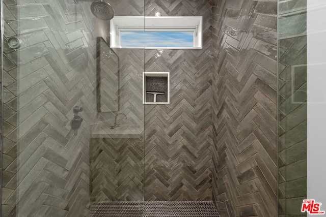 bathroom featuring tiled shower