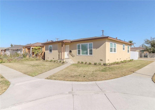 view of front of home featuring a front yard