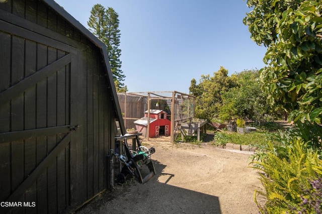 view of yard with an outdoor structure