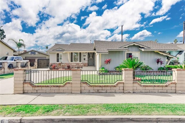 ranch-style house featuring a fenced front yard