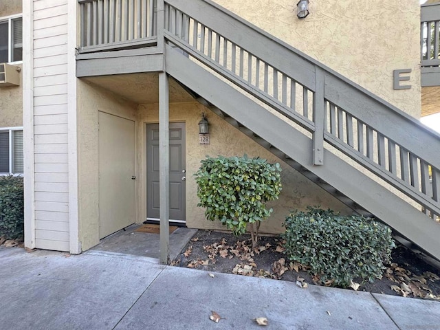 property entrance featuring a balcony