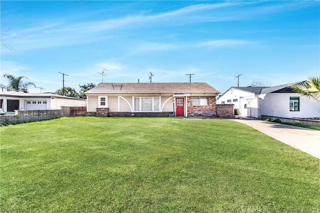 ranch-style home featuring a front lawn