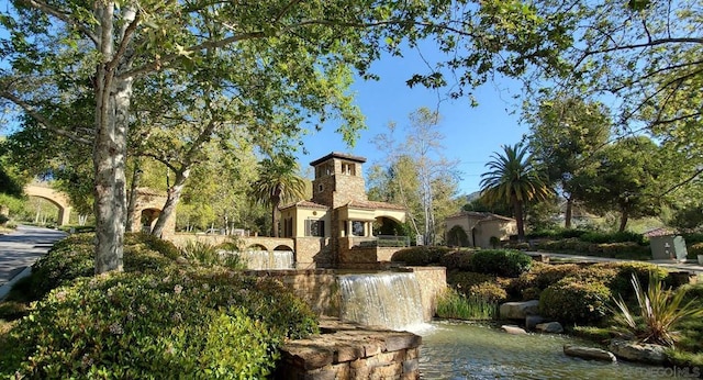 view of property's community featuring a water view