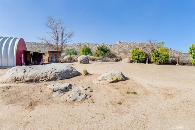 view of yard with a mountain view