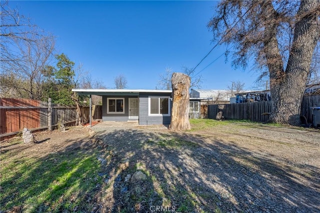 view of front of property featuring a front yard and a fenced backyard