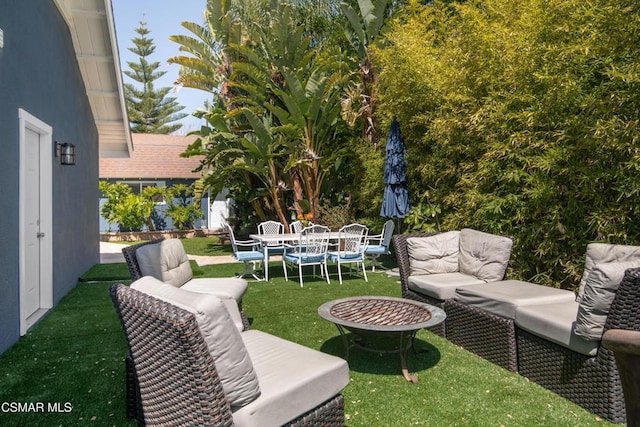 view of yard featuring an outdoor living space with a fire pit