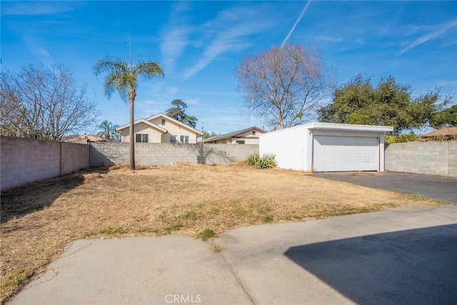 view of yard featuring a garage and an outdoor structure