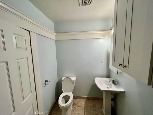 1143 S Manhattan Pl, Los Angeles, CA 90019 - half bath with baseboards and toilet