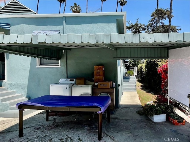 1143 S Manhattan Pl, Los Angeles, CA 90019 - back of house with washer / clothes dryer and stucco siding