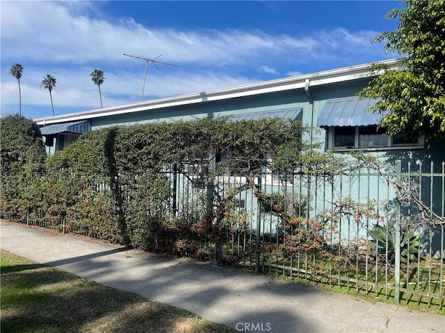 1143 S Manhattan Pl, Los Angeles, CA 90019 - view of side of property featuring fence