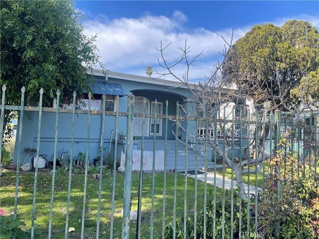 1143 S Manhattan Pl, Los Angeles, CA 90019 - view of front of property with a front lawn and a porch