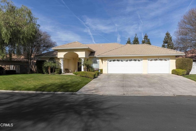 view of front facade featuring a garage and a front yard