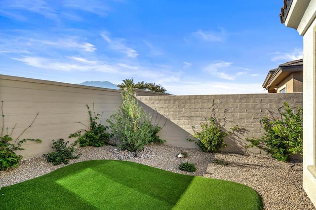 view of yard with a mountain view