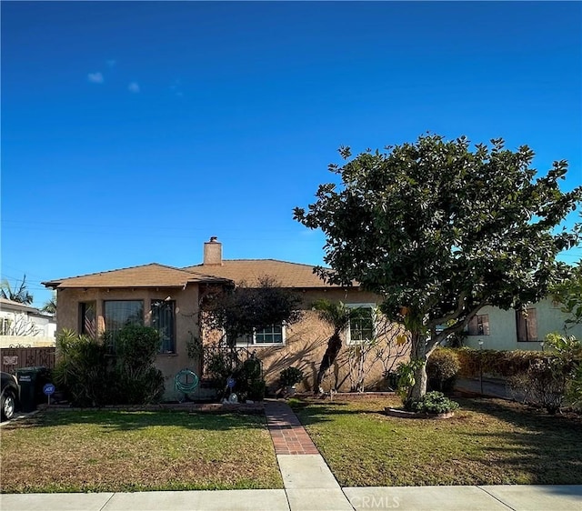 view of front of house featuring a front yard