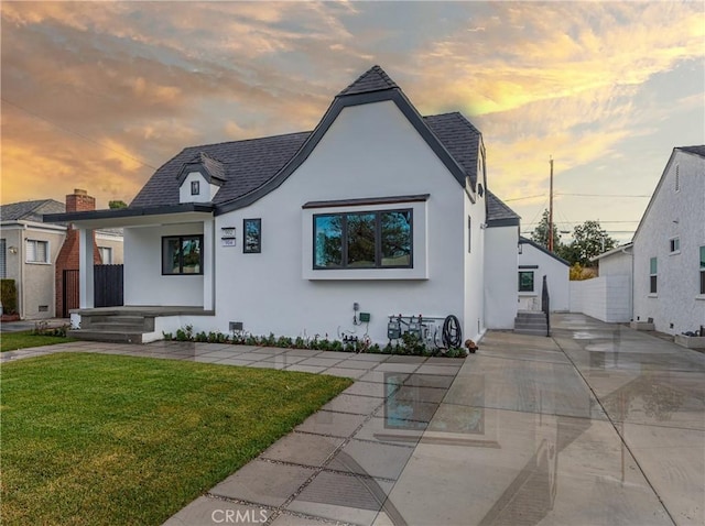 view of front of house featuring a lawn