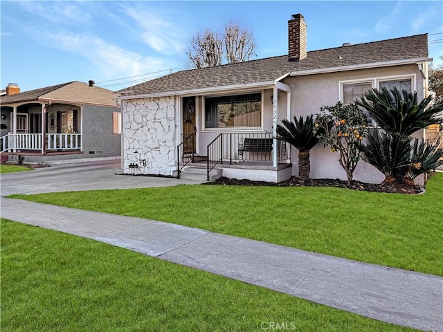 view of front of house featuring a front yard and a porch