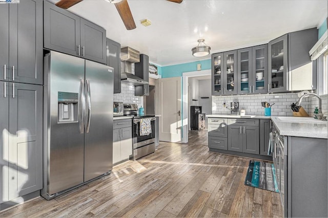 kitchen featuring dark wood-type flooring, stainless steel appliances, sink, and decorative backsplash