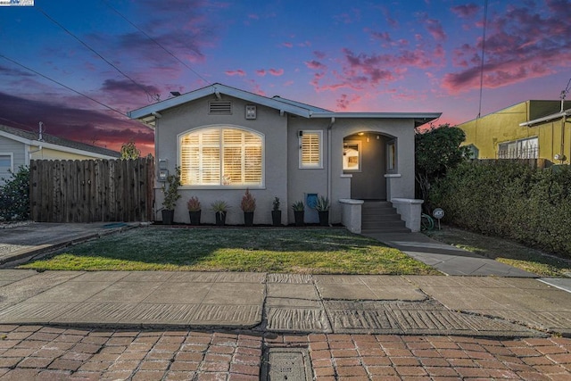 view of front of property featuring a yard