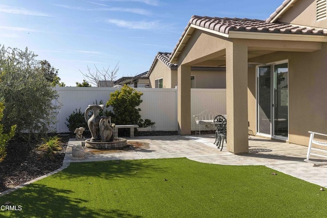 view of yard featuring a patio area