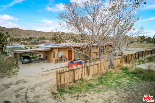 view of yard with a mountain view