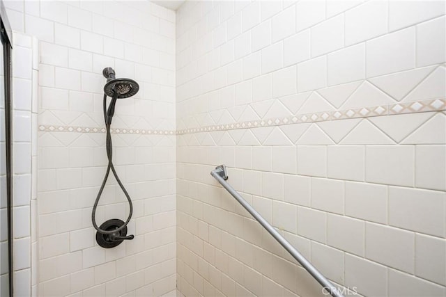 bathroom featuring tiled shower