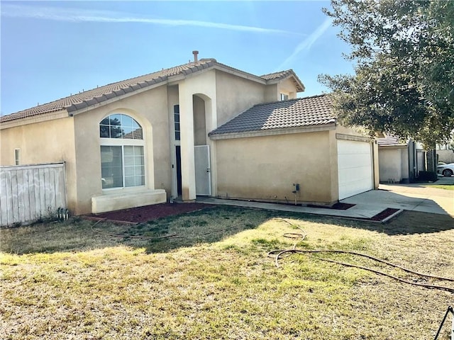 view of front of property featuring a garage and a front yard