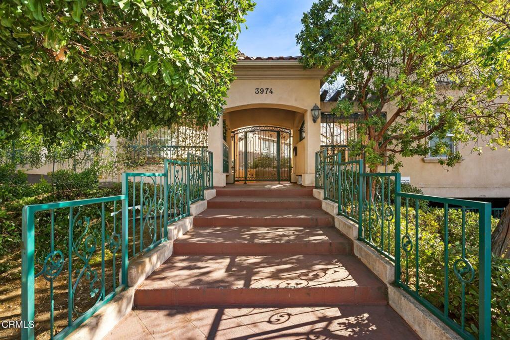 view of exterior entry featuring stucco siding