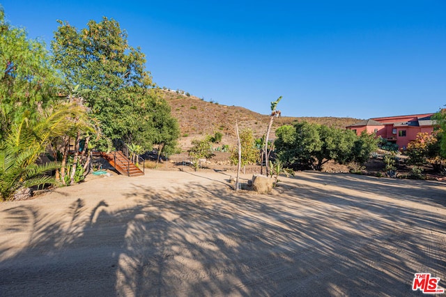 view of yard with a mountain view