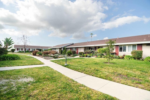 view of front facade with a front yard