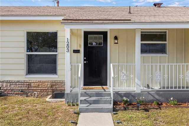 property entrance featuring a lawn