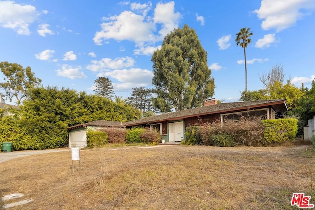 single story home with a front yard