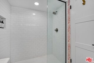 bathroom featuring a tile shower