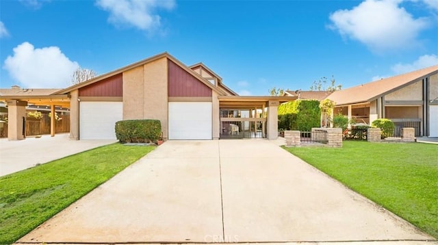 view of front of home featuring a front lawn