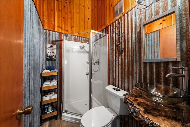 26834 Huron Rd, Lake Arrowhead, CA 92352 - full bathroom with a stall shower, a sink, toilet, and wood finished floors