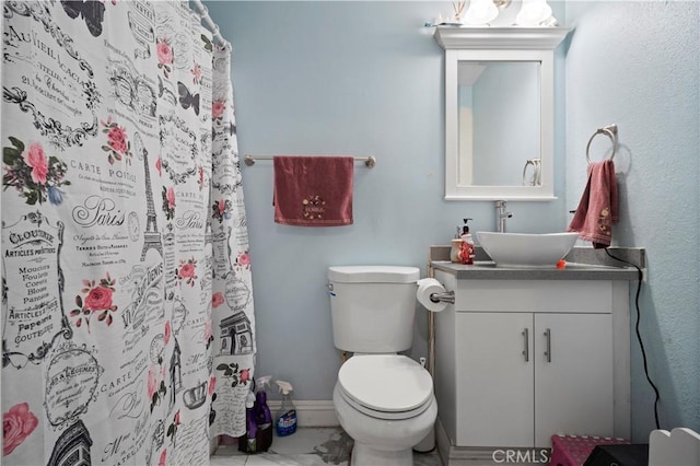 bathroom with a shower with curtain, vanity, and toilet