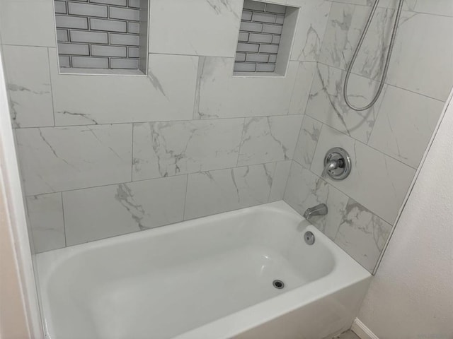 bathroom featuring tiled shower / bath