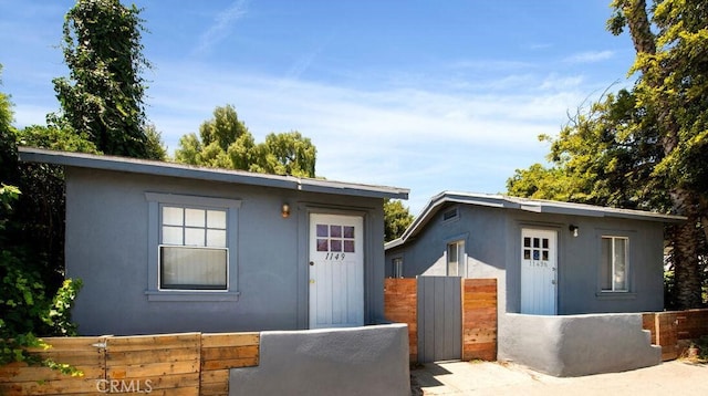 view of front facade featuring an outbuilding