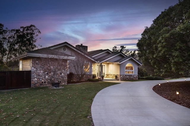 view of front of house featuring a lawn