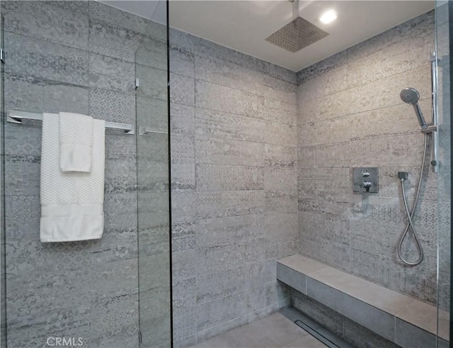 bathroom featuring a tile shower