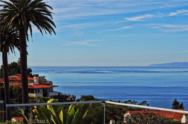 water view with a mountain view