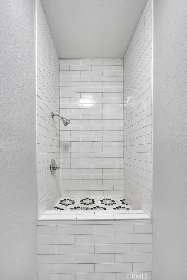 bathroom featuring a tile shower