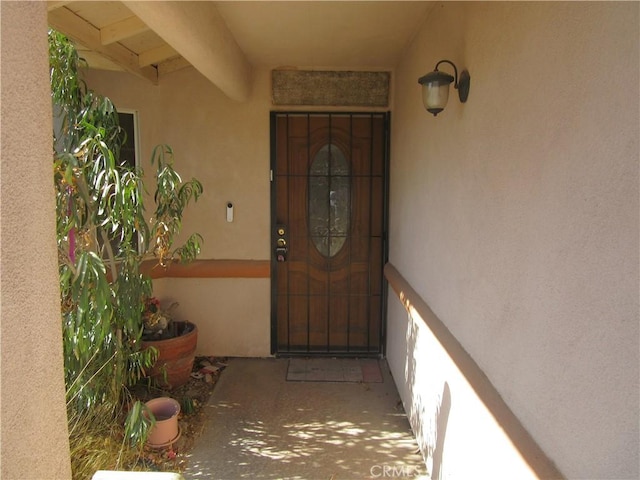 view of exterior entry featuring stucco siding